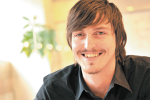 笑顔の白人男性