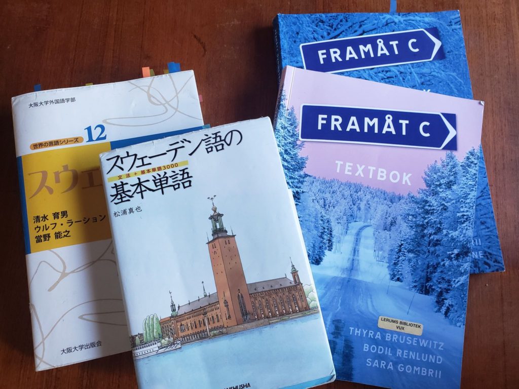 Japanese textbook to learn Swedish and Swedish textbook used by our Japanese teacher