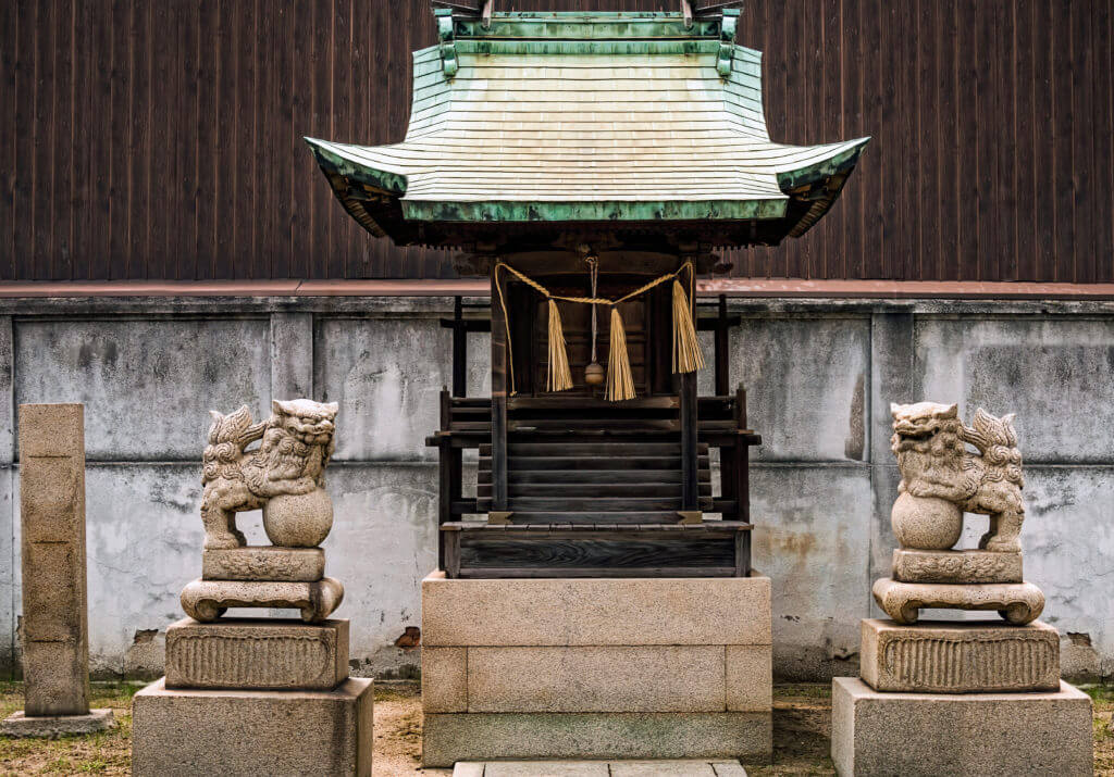 Ways to visit a Shinto Shrine, the steps of Purification and Legendary Treasures