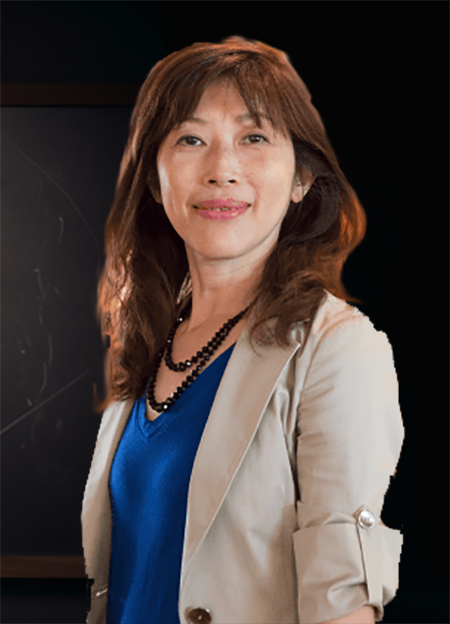 Photo of the lead coach of the online Japanese language school We. The image of a woman in her 40s standing dignified as the image of a professional Japanese language coach.